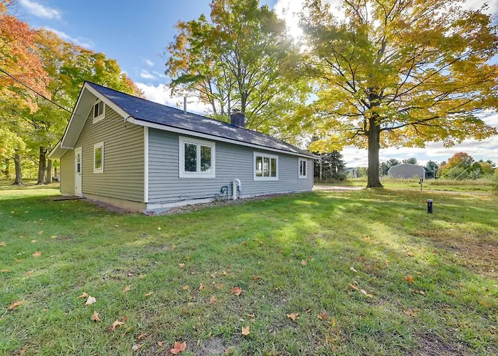 Cozy Harbor Springs Vacation Rental, 13 Mi To Town