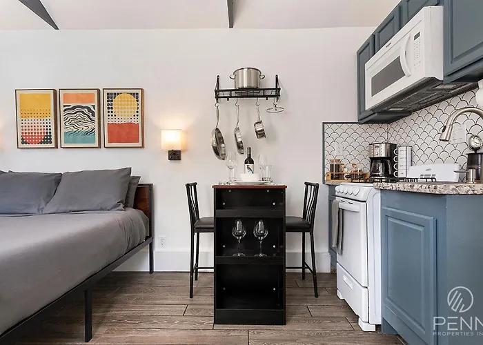 The Red Door Guesthouse - Cozy, Central And Quiet