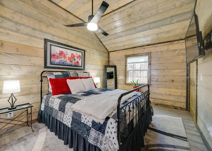Pet-Friendly Broken Bow Cabin: Hot Tub & Fireplace