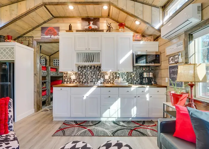 Pet-Friendly Broken Bow Cabin: Hot Tub & Fireplace