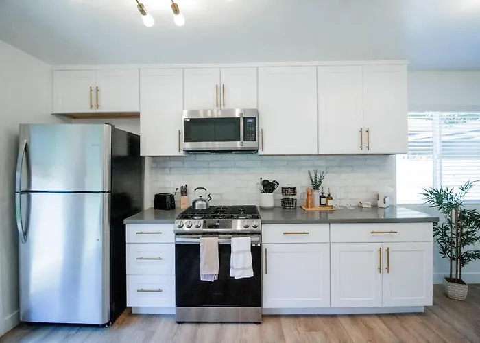 Comfortable & Modern 3Bd/2Ba Home -Pet Friendly!