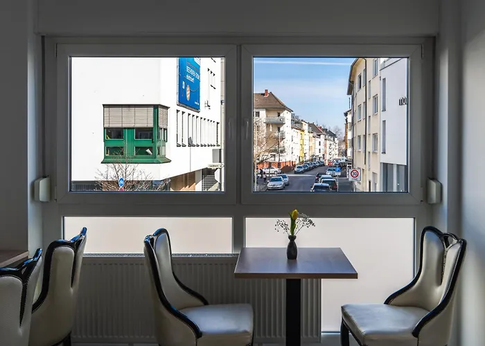 Hotel 83