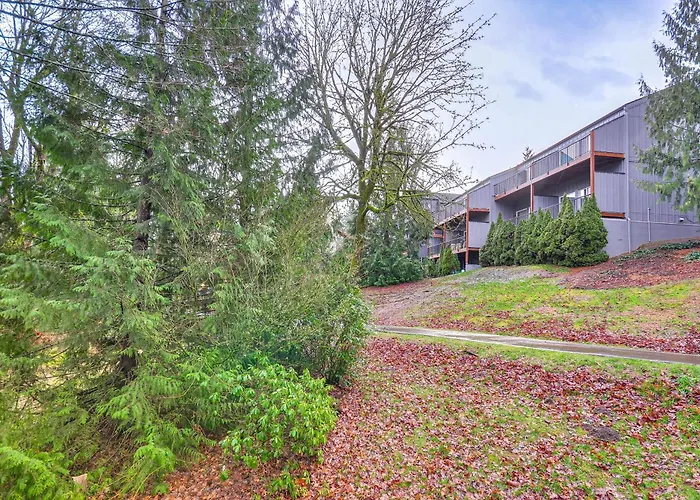 Lake Oswego Condo W/ Balcony, 3 Mi To The Water!