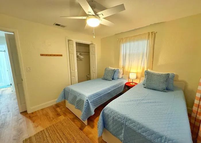 *New* Gorgeous Sunshine - 2Bd/1Ba - Private Fenced Backyard!