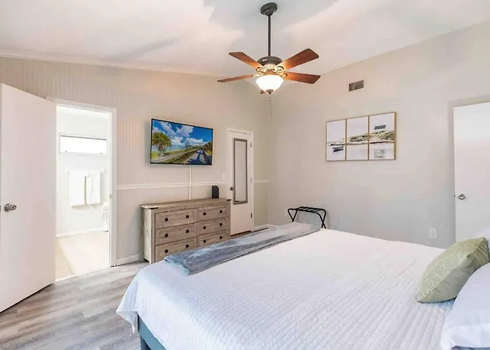 Poolside Oasis-5 Miles From Venice Beach