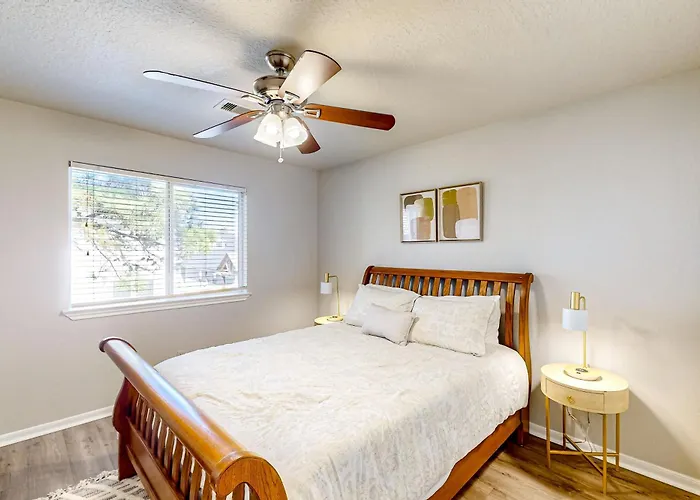 3 Mi To Downtown Conroe: Updated Townhome W/ Yard