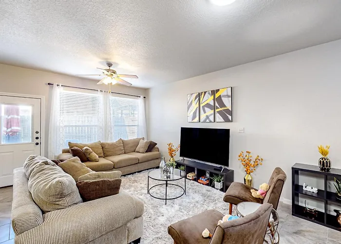 3 Mi To Downtown Conroe: Updated Townhome W/ Yard