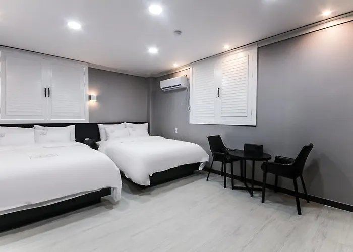 Hotel The City