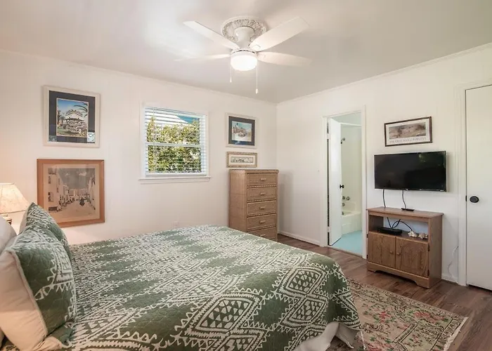 Cozy Beach House Steps From The Shore: 4 Bedroom