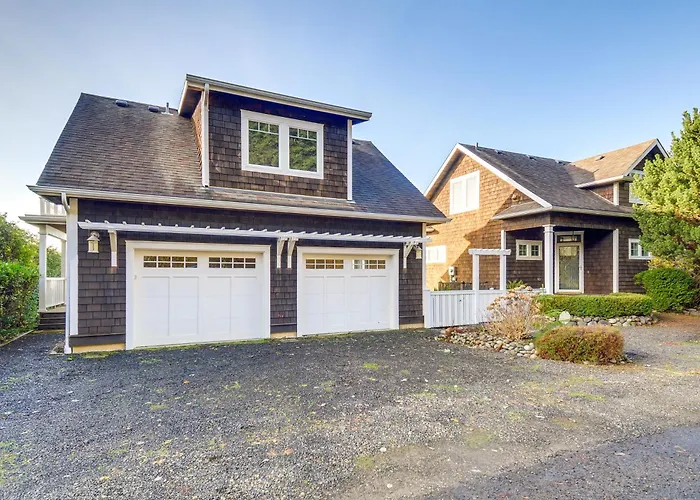 Oceanfront Moclips Escape W/ Deck & Beach Access!