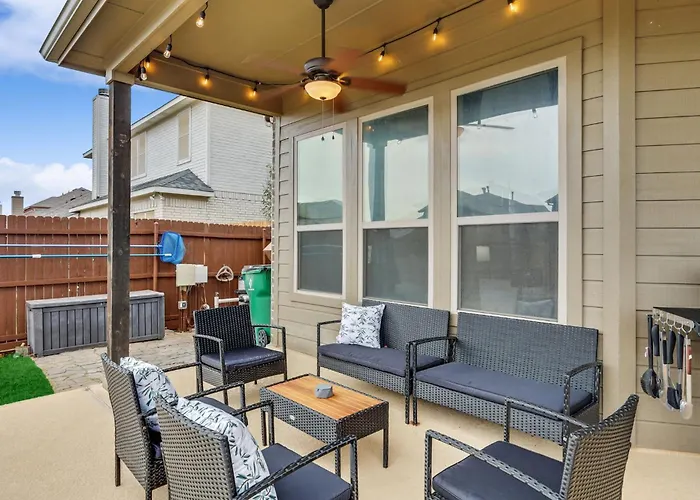 5-Bed 2-Bath With Pool & Backyard Retreat