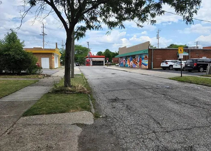 Cozy House Near Lake Erie, 10 Minutes To Downtown.
