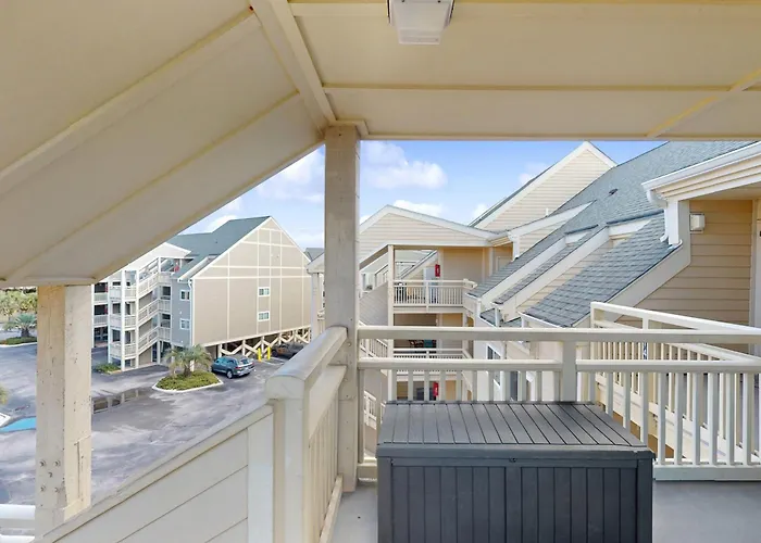 Pelican'S Penthouse: Snowbird Friendly Top-Floor Condo With Ocean View Balcony