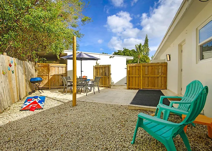 Tropical Escape Near Beach! Tons Of Parking!