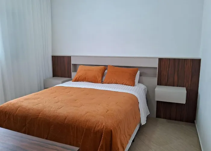 Lindo apto de 2 quartos e 1 banheiro c/ garagem