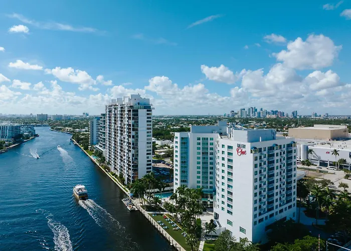 Waterview Condo- Spacious 2 Bedroom - Central - Steps To Beach