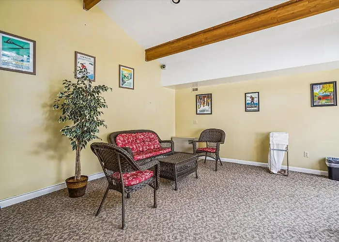 Cedarbrook Deluxe One Bedroom Suite Located On 2Nd Floor With Outdoor Heated Pool 21820