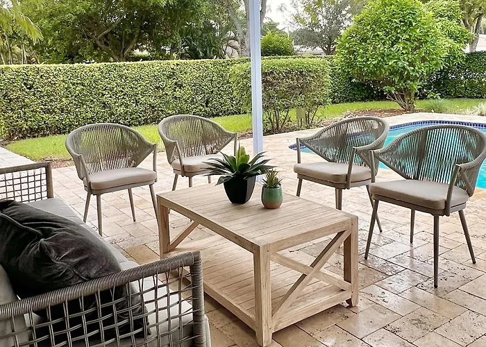 Spacious 4Br/3Ba Pool Home, Stylishly Decorated