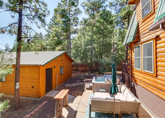 Spacious 'Sherwood Forest Cabin' W/ Hot Tub!