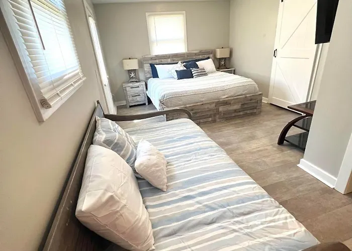 4/2 Home Close To Beach, Centrally Located!