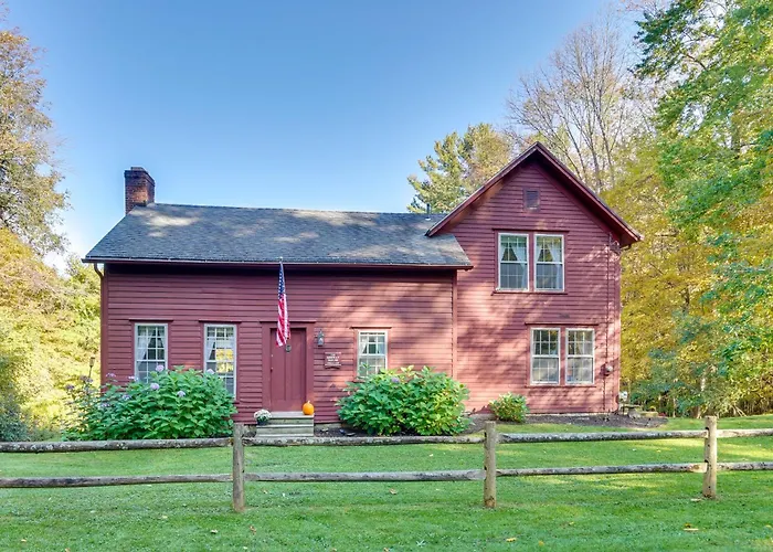 Tranquil 3 Bedroom Stockbridge House W/ Private Deck!