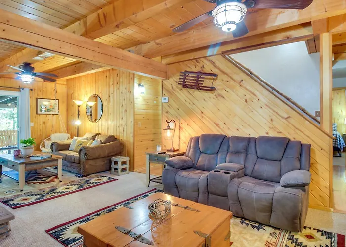 Spacious 'Sherwood Forest Cabin' W/ Hot Tub!