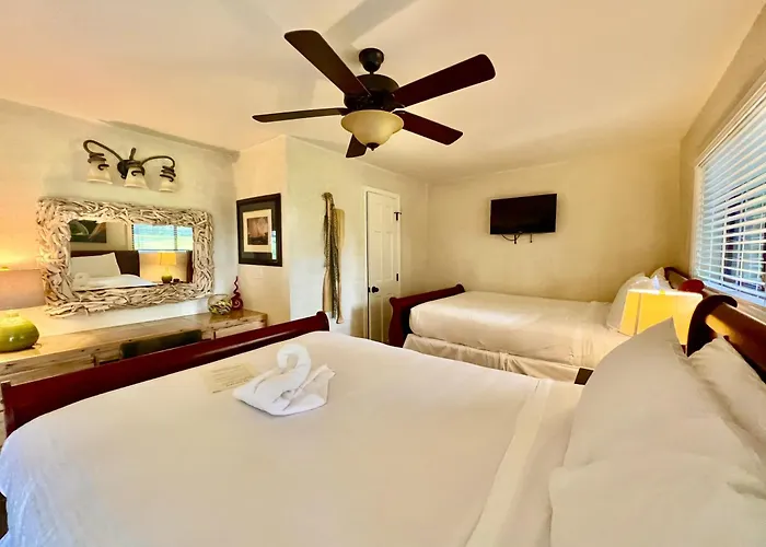 Lakeside Queen Cabana: Poolside Retreat with Full Kitchen