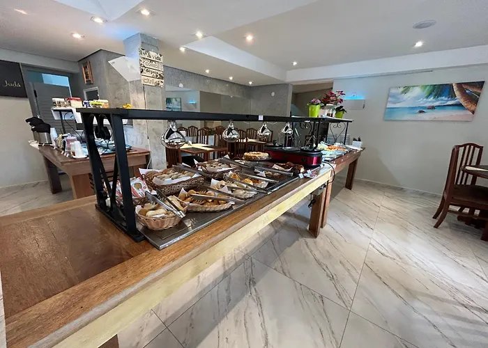FABULOSO FLAT 225, 2 PISCINAS climatizadas, SKY com 170 canais,TV com Xbox, internet particular 500m Bertioga, Riviera de São Lourenço Flat Duplex inteiro, Adega, cozinha equipada completa serviço de hotelaria, serviço de praia nos finais de semana