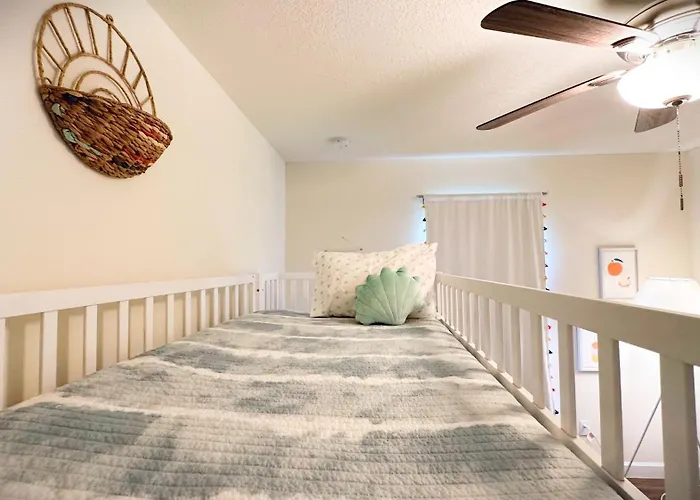 Coastal Home With Fenced Yard 5 Min To Beach