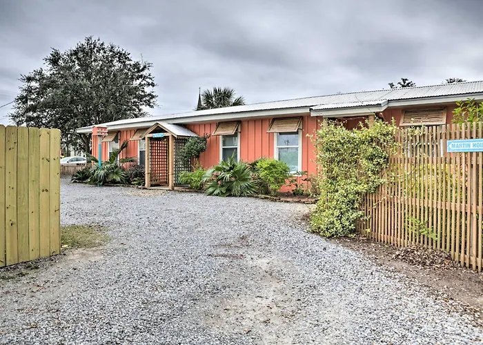 Walk To Beach From Chic Old Town Apartment W/ Yard