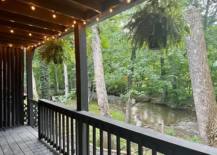 Veda Inn & Cottages