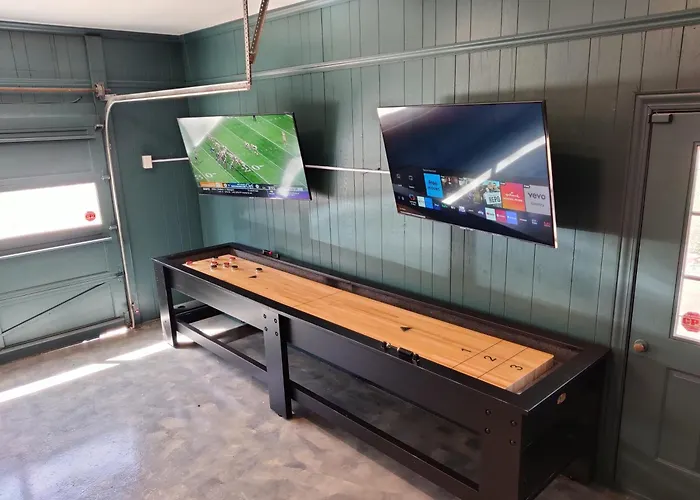 Living Easley Manor - With Amazing Hot Tub!