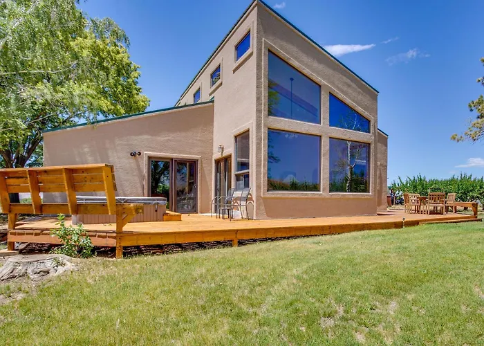 Hot Tub, Wineries, Mtn Views: Palisade Home!