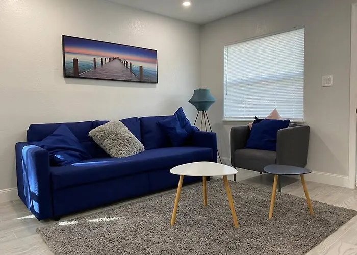 Charming 2-Bedrooms Central Clearwater Apartment With Private Backyard