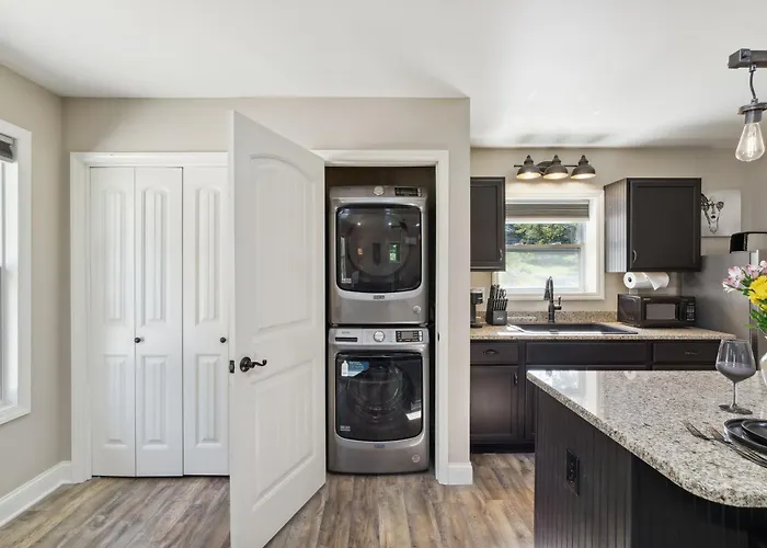 Hickory Hideaway: Pet-Friendly Haven W/ Fire Pit!