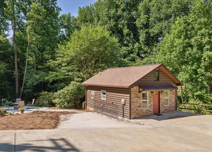 Hickory Hideaway: Pet-Friendly Haven W/ Fire Pit!