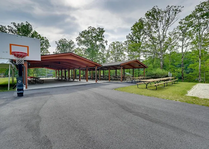 Peaceful Brevard Mountain Cabin: Hike, Golf & Swim