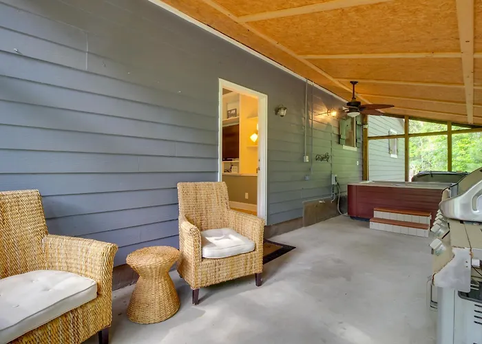 Southern Escape In Guyton: Private Yard & Hot Tub!