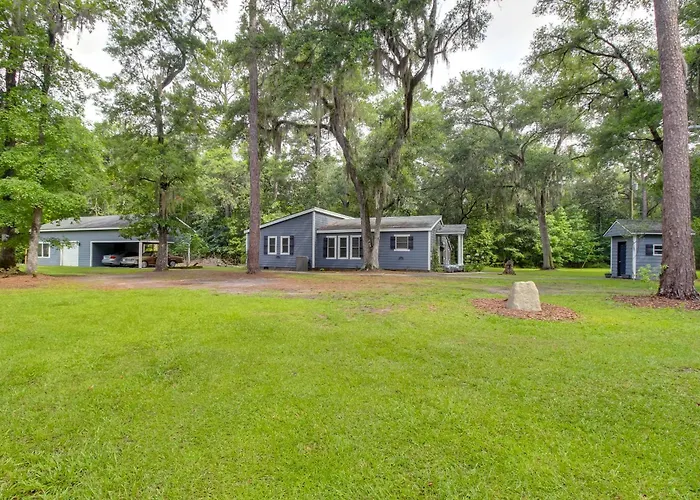 Southern Escape In Guyton: Private Yard & Hot Tub!