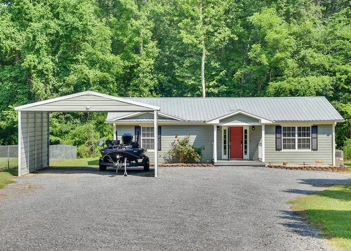 Guntersville Lake House: Boat Ramp Access!