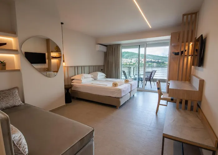 Paralimnio Suites