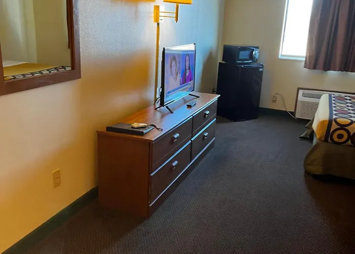 Super 8 By Wyndham Smithville Kansas City