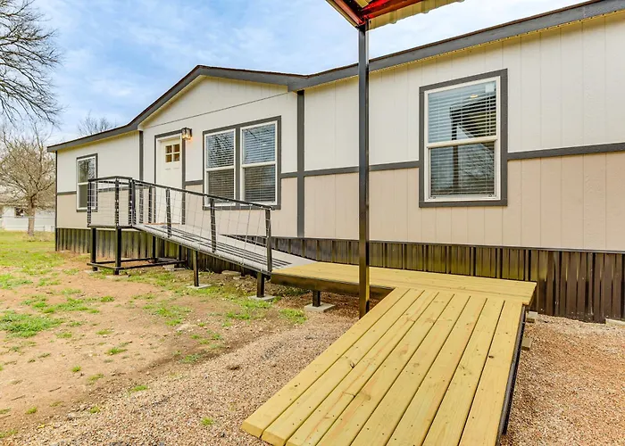 Hudson Oaks Country Creekside Home: Hot Tub & Deck