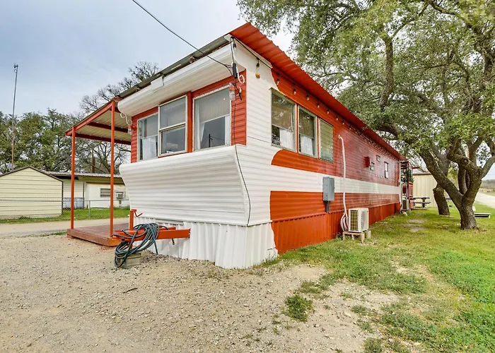 Pet-Friendly Brownwood Home: Walk To Lake!