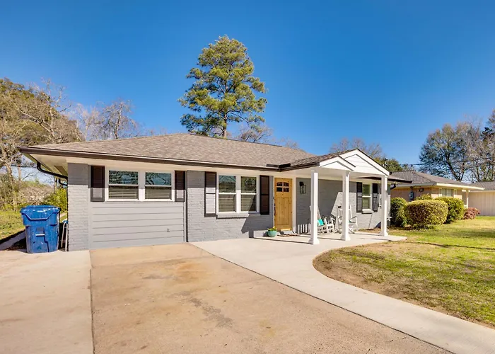 Pet-Friendly Tomball Cottage: Steps To Downtown!
