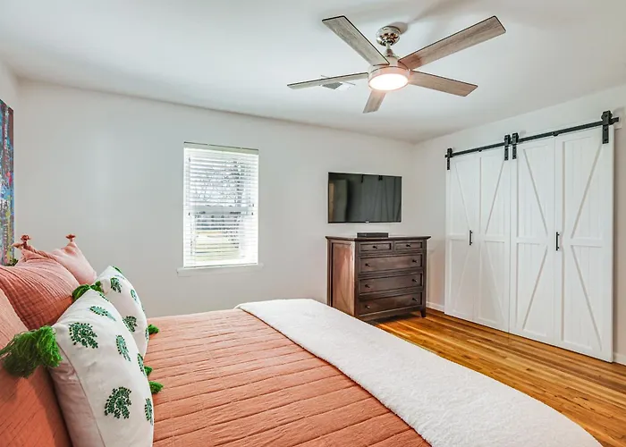 Pet-Friendly Tomball Cottage: Steps To Downtown!