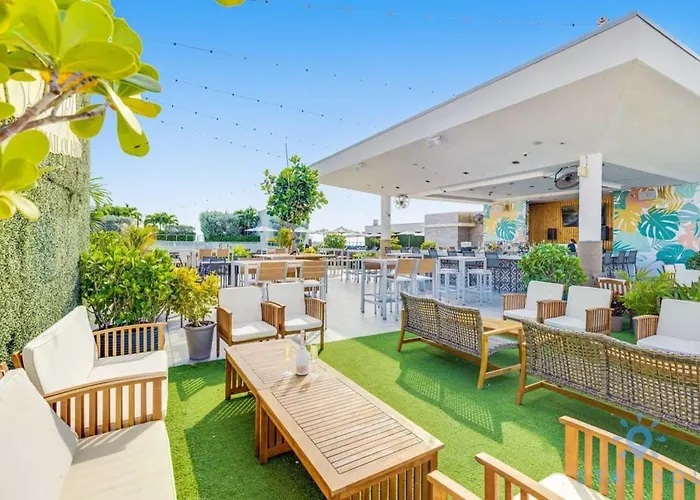 Beachfront Condo-Roofto Pool- 2 Bedrooms 2 Bedroom !
