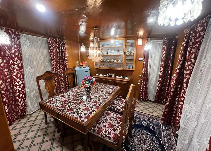 Houseboat Wild Rose