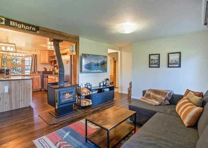 Glacier Retreat On 4 Acres With Sauna & Fire Pit