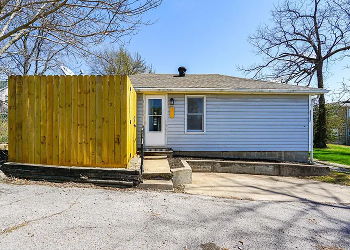 Jefferson City Bungalow: Hot Tub & Patio!